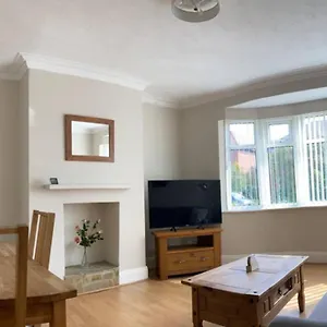 Two Bedroom Homely - Heaton, Newcastle Apartment