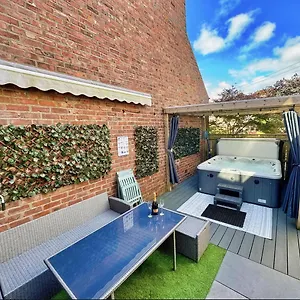 Hot Tub, Free Parking, Near Shops & Restaurants, Location 1m To Apartment